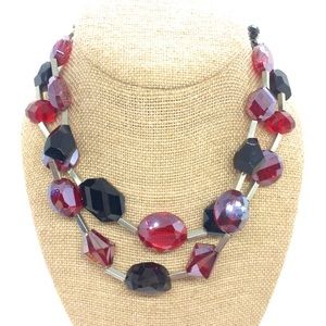 GORGEOUS WHITE HOUSE BLACK MARKET GLASS NECKLACE